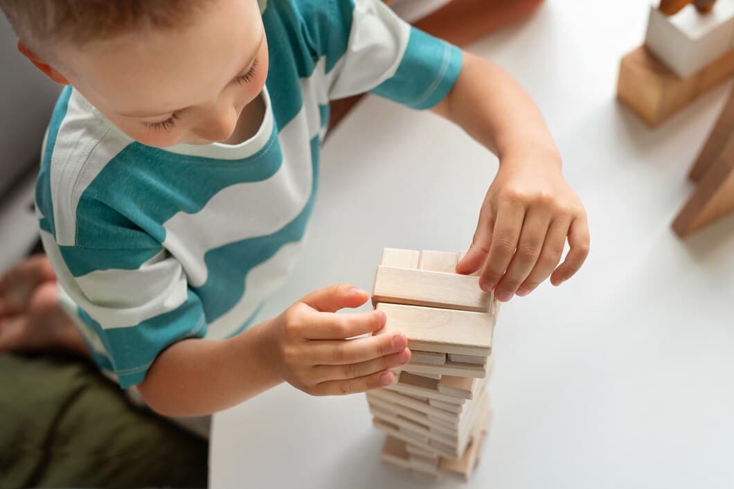 Enfant joue à des blocs de construction en bois