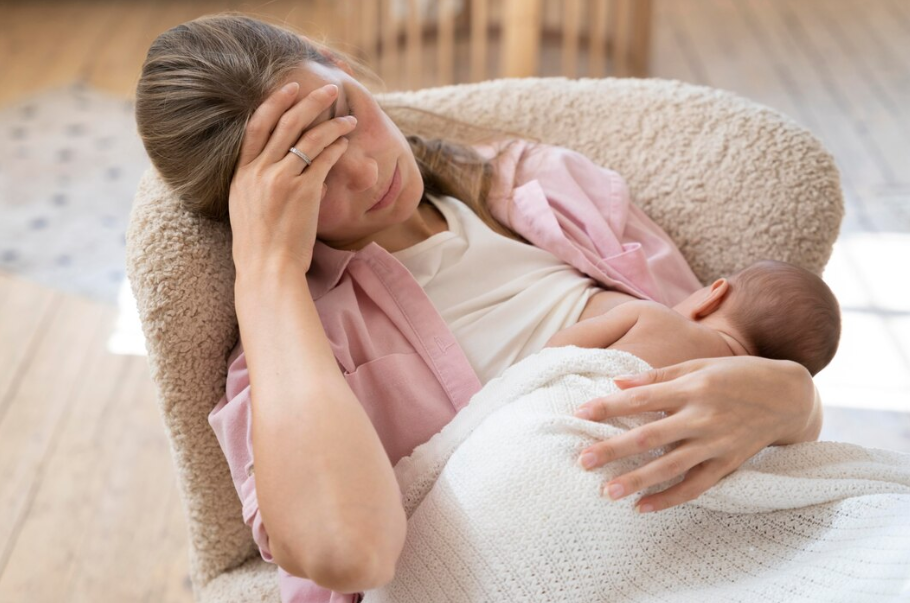 Maman fatiguée, en manque de sommeil. Pitchounart