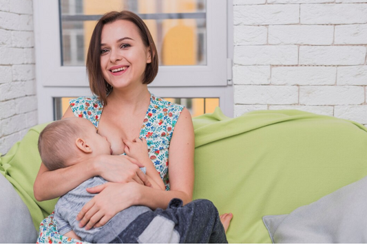 Maman allaitant son bébé dans une position confortable, illustration des liens affectifs et bienfaits de l'allaitement pour le développement de l'enfant. - Pitchounart 