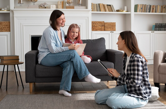 Parent en conversation avec un conseiller parental pour demander de l'aide -  Pitchounart 