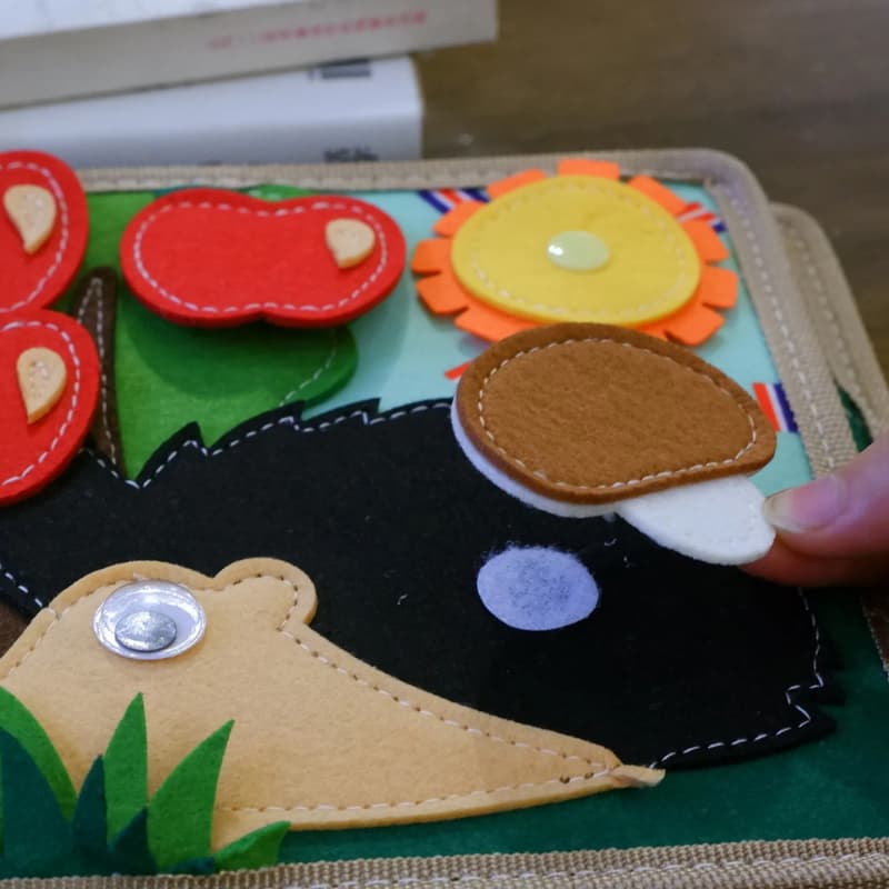 Livre d’éveil Montessori en tissu avec activités ludiques et éducatives
