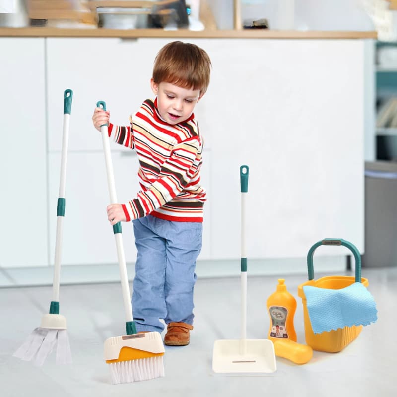 Jeu d’imitation pour apprendre à nettoyer en s’amusant